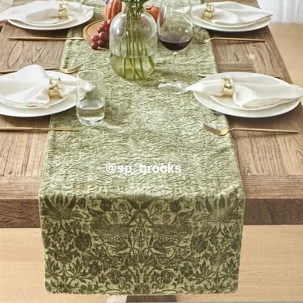 🎁Morris & Co Table Runner - Strawberry Thief - 16” x 90”Embossed Green Velour - Picture 3 of 7